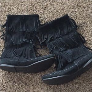 Minnetonka 3-layer fringe boots size 10